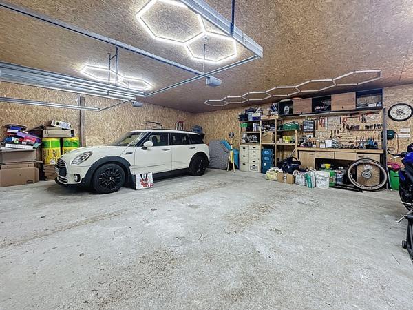 Maison spacieuse à vendre à LA VARENNE avec 5 chambres, double garage et jardin.