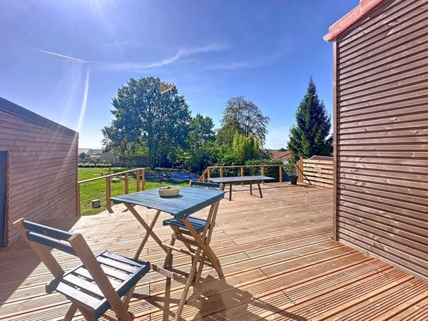 Maison spacieuse à vendre à LA VARENNE avec 5 chambres, double garage et jardin.