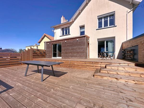 Maison spacieuse à vendre à LA VARENNE avec 5 chambres, double garage et jardin.