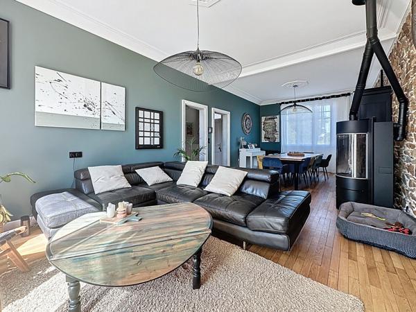 Maison spacieuse à vendre à LA VARENNE avec 5 chambres, double garage et jardin.