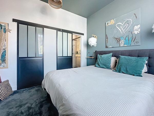 Maison spacieuse à vendre à LA VARENNE avec 5 chambres, double garage et jardin.