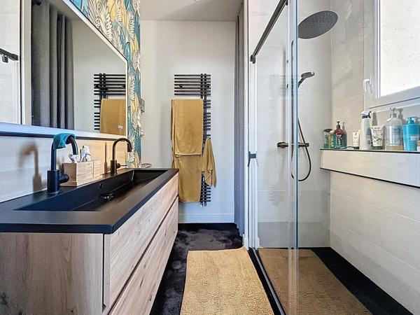 Maison spacieuse à vendre à LA VARENNE avec 5 chambres, double garage et jardin.