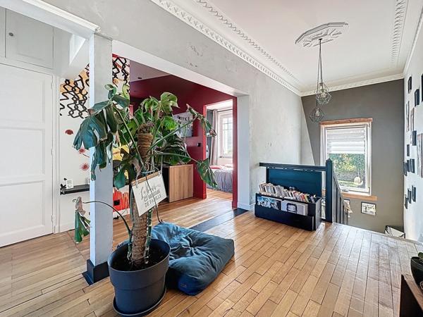 Maison spacieuse à vendre à LA VARENNE avec 5 chambres, double garage et jardin.