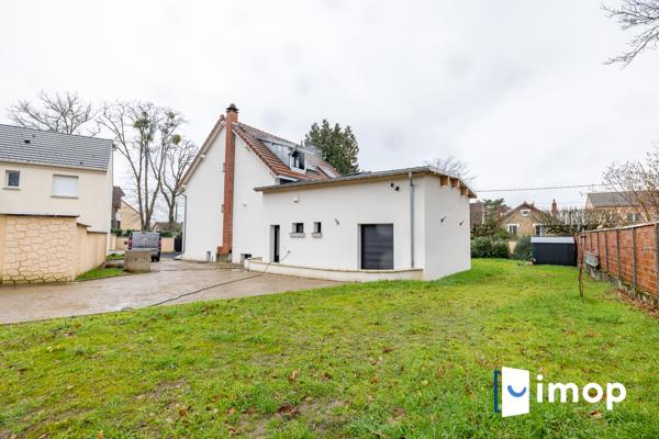 Grand pavillon individuel sur 1259 m² de terrain à Sainte Geneviève des Bois