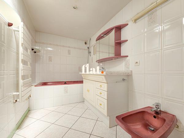 Appartement
                                                                                                                                                                                                                                                                                                                        4 pièce(s)                                                                                                                                                                                                          3 chambre(s)                                                                                                                                                                                                          139  m²