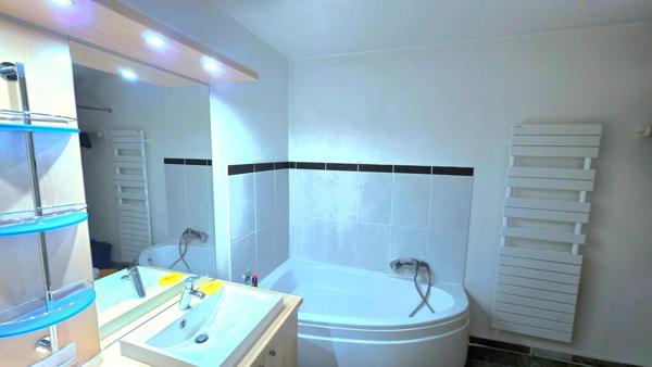 Montbonnot village, appartement expo sud, vue Belledonne, parc arboré.