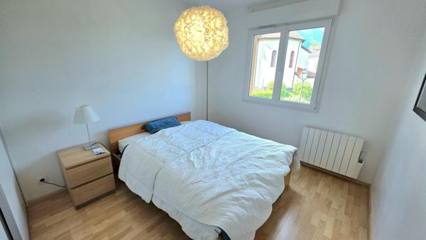 Montbonnot village, appartement expo sud, vue Belledonne, parc arboré.