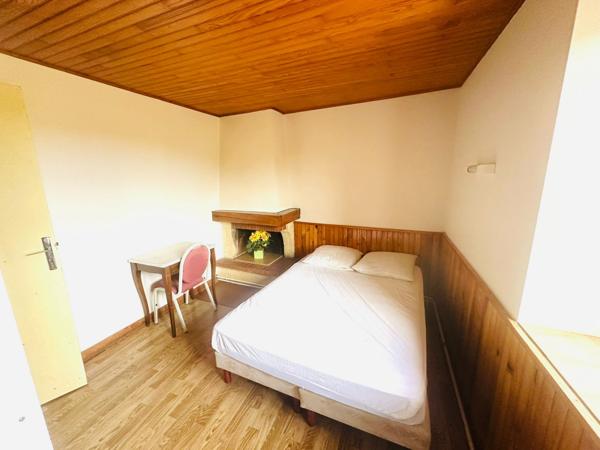 "Investissement Rentable : Gîte + 12 Logements Loués" sur plus de 8400m2 de terrain.