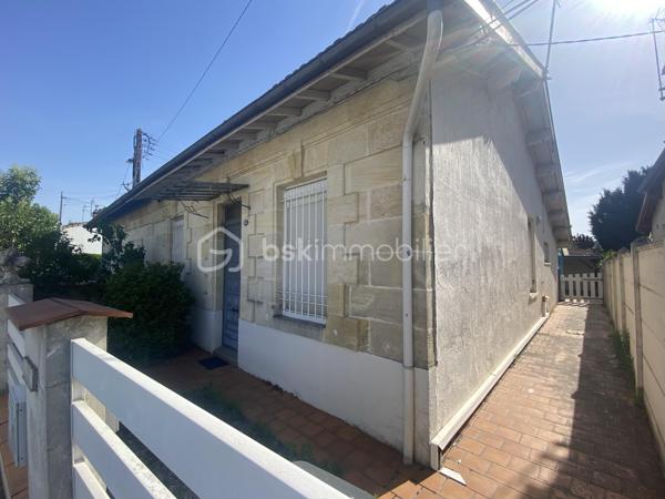 * Echoppe Le Bouscat - Proche Tram C et Bus H/9 - 3 chambres - Jardin *  
En exclusivité, venez découvrir cette échoppe, mitoyenne d'un seul côté, située Avenue Victor Hugo au Bouscat, proche de toutes commodités et à seulement 700m du Tram C et du Bus H/9.  

Elle se compose d'une vaste entrée distribuant 3 chambres, une salle d'eau avec rangements, un wc séparé, puis un grand séjour et une cuisine séparée (avec possibilité d'ouverture) ainsi qu'un cellier. 
Les pièces de vie sur le jardin exposé Est, sans vis-à-vis, au calme.
A l'extérieur vous trouverez une dépendance de 12 m2 avec cave enterrée.

Les + :  
- une seule mitoyenneté
- jardin d'environ 60 m2
- combles aménageables + possibilité surélévation
- double vitrage

A visiter sans tarder !