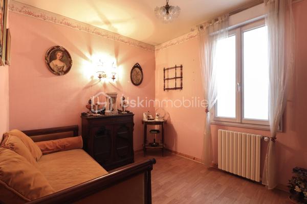 * Echoppe Le Bouscat - Proche Tram C et Bus H/9 - 3 chambres - Jardin *  
En exclusivité, venez découvrir cette échoppe, mitoyenne d'un seul côté, située Avenue Victor Hugo au Bouscat, proche de toutes commodités et à seulement 700m du Tram C et du Bus H/9.  

Elle se compose d'une vaste entrée distribuant 3 chambres, une salle d'eau avec rangements, un wc séparé, puis un grand séjour et une cuisine séparée (avec possibilité d'ouverture) ainsi qu'un cellier. 
Les pièces de vie sur le jardin exposé Est, sans vis-à-vis, au calme.
A l'extérieur vous trouverez une dépendance de 12 m2 avec cave enterrée.

Les + :  
- une seule mitoyenneté
- jardin d'environ 60 m2
- combles aménageables + possibilité surélévation
- double vitrage

A visiter sans tarder !