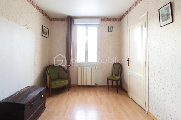 * Echoppe Le Bouscat - Proche Tram C et Bus H/9 - 3 chambres - Jardin *  
En exclusivité, venez découvrir cette échoppe, mitoyenne d'un seul côté, située Avenue Victor Hugo au Bouscat, proche de toutes commodités et à seulement 700m du Tram C et du Bus H/9.  

Elle se compose d'une vaste entrée distribuant 3 chambres, une salle d'eau avec rangements, un wc séparé, puis un grand séjour et une cuisine séparée (avec possibilité d'ouverture) ainsi qu'un cellier. 
Les pièces de vie sur le jardin exposé Est, sans vis-à-vis, au calme.
A l'extérieur vous trouverez une dépendance de 12 m2 avec cave enterrée.

Les + :  
- une seule mitoyenneté
- jardin d'environ 60 m2
- combles aménageables + possibilité surélévation
- double vitrage

A visiter sans tarder !
