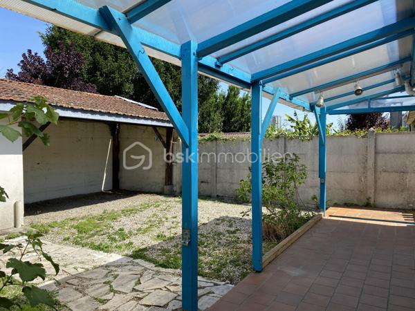 * Echoppe Le Bouscat - Proche Tram C et Bus H/9 - 3 chambres - Jardin *  
En exclusivité, venez découvrir cette échoppe, mitoyenne d'un seul côté, située Avenue Victor Hugo au Bouscat, proche de toutes commodités et à seulement 700m du Tram C et du Bus H/9.  

Elle se compose d'une vaste entrée distribuant 3 chambres, une salle d'eau avec rangements, un wc séparé, puis un grand séjour et une cuisine séparée (avec possibilité d'ouverture) ainsi qu'un cellier. 
Les pièces de vie sur le jardin exposé Est, sans vis-à-vis, au calme.
A l'extérieur vous trouverez une dépendance de 12 m2 avec cave enterrée.

Les + :  
- une seule mitoyenneté
- jardin d'environ 60 m2
- combles aménageables + possibilité surélévation
- double vitrage

A visiter sans tarder !