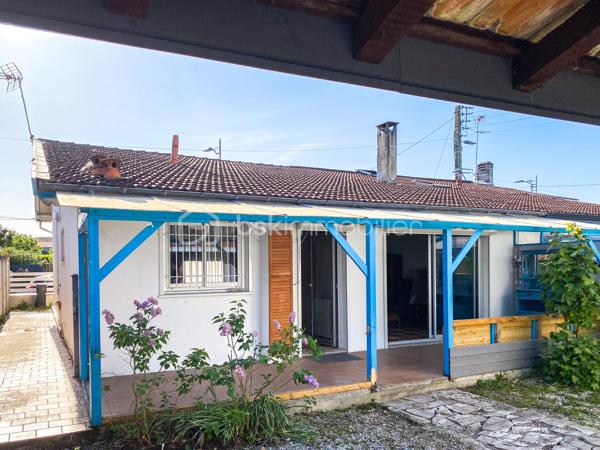* Echoppe Le Bouscat - Proche Tram C et Bus H/9 - 3 chambres - Jardin *  
En exclusivité, venez découvrir cette échoppe, mitoyenne d'un seul côté, située Avenue Victor Hugo au Bouscat, proche de toutes commodités et à seulement 700m du Tram C et du Bus H/9.  

Elle se compose d'une vaste entrée distribuant 3 chambres, une salle d'eau avec rangements, un wc séparé, puis un grand séjour et une cuisine séparée (avec possibilité d'ouverture) ainsi qu'un cellier. 
Les pièces de vie sur le jardin exposé Est, sans vis-à-vis, au calme.
A l'extérieur vous trouverez une dépendance de 12 m2 avec cave enterrée.

Les + :  
- une seule mitoyenneté
- jardin d'environ 60 m2
- combles aménageables + possibilité surélévation
- double vitrage

A visiter sans tarder !