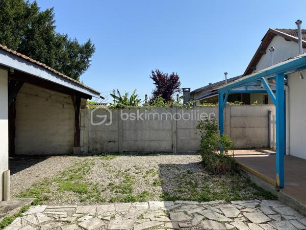 * Echoppe Le Bouscat - Proche Tram C et Bus H/9 - 3 chambres - Jardin *  
En exclusivité, venez découvrir cette échoppe, mitoyenne d'un seul côté, située Avenue Victor Hugo au Bouscat, proche de toutes commodités et à seulement 700m du Tram C et du Bus H/9.  

Elle se compose d'une vaste entrée distribuant 3 chambres, une salle d'eau avec rangements, un wc séparé, puis un grand séjour et une cuisine séparée (avec possibilité d'ouverture) ainsi qu'un cellier. 
Les pièces de vie sur le jardin exposé Est, sans vis-à-vis, au calme.
A l'extérieur vous trouverez une dépendance de 12 m2 avec cave enterrée.

Les + :  
- une seule mitoyenneté
- jardin d'environ 60 m2
- combles aménageables + possibilité surélévation
- double vitrage

A visiter sans tarder !