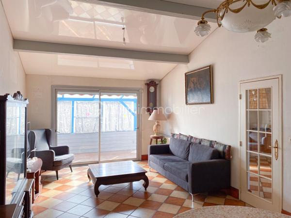 * Echoppe Le Bouscat - Proche Tram C et Bus H/9 - 3 chambres - Jardin *  
En exclusivité, venez découvrir cette échoppe, mitoyenne d'un seul côté, située Avenue Victor Hugo au Bouscat, proche de toutes commodités et à seulement 700m du Tram C et du Bus H/9.  

Elle se compose d'une vaste entrée distribuant 3 chambres, une salle d'eau avec rangements, un wc séparé, puis un grand séjour et une cuisine séparée (avec possibilité d'ouverture) ainsi qu'un cellier. 
Les pièces de vie sur le jardin exposé Est, sans vis-à-vis, au calme.
A l'extérieur vous trouverez une dépendance de 12 m2 avec cave enterrée.

Les + :  
- une seule mitoyenneté
- jardin d'environ 60 m2
- combles aménageables + possibilité surélévation
- double vitrage

A visiter sans tarder !