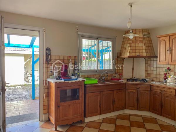 * Echoppe Le Bouscat - Proche Tram C et Bus H/9 - 3 chambres - Jardin *  
En exclusivité, venez découvrir cette échoppe, mitoyenne d'un seul côté, située Avenue Victor Hugo au Bouscat, proche de toutes commodités et à seulement 700m du Tram C et du Bus H/9.  

Elle se compose d'une vaste entrée distribuant 3 chambres, une salle d'eau avec rangements, un wc séparé, puis un grand séjour et une cuisine séparée (avec possibilité d'ouverture) ainsi qu'un cellier. 
Les pièces de vie sur le jardin exposé Est, sans vis-à-vis, au calme.
A l'extérieur vous trouverez une dépendance de 12 m2 avec cave enterrée.

Les + :  
- une seule mitoyenneté
- jardin d'environ 60 m2
- combles aménageables + possibilité surélévation
- double vitrage

A visiter sans tarder !