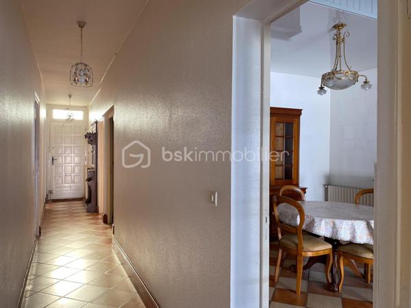 * Echoppe Le Bouscat - Proche Tram C et Bus H/9 - 3 chambres - Jardin *  
En exclusivité, venez découvrir cette échoppe, mitoyenne d'un seul côté, située Avenue Victor Hugo au Bouscat, proche de toutes commodités et à seulement 700m du Tram C et du Bus H/9.  

Elle se compose d'une vaste entrée distribuant 3 chambres, une salle d'eau avec rangements, un wc séparé, puis un grand séjour et une cuisine séparée (avec possibilité d'ouverture) ainsi qu'un cellier. 
Les pièces de vie sur le jardin exposé Est, sans vis-à-vis, au calme.
A l'extérieur vous trouverez une dépendance de 12 m2 avec cave enterrée.

Les + :  
- une seule mitoyenneté
- jardin d'environ 60 m2
- combles aménageables + possibilité surélévation
- double vitrage

A visiter sans tarder !
