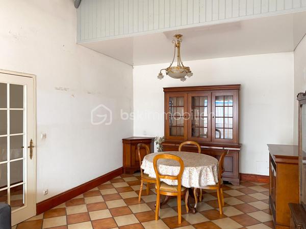 * Echoppe Le Bouscat - Proche Tram C et Bus H/9 - 3 chambres - Jardin *  
En exclusivité, venez découvrir cette échoppe, mitoyenne d'un seul côté, située Avenue Victor Hugo au Bouscat, proche de toutes commodités et à seulement 700m du Tram C et du Bus H/9.  

Elle se compose d'une vaste entrée distribuant 3 chambres, une salle d'eau avec rangements, un wc séparé, puis un grand séjour et une cuisine séparée (avec possibilité d'ouverture) ainsi qu'un cellier. 
Les pièces de vie sur le jardin exposé Est, sans vis-à-vis, au calme.
A l'extérieur vous trouverez une dépendance de 12 m2 avec cave enterrée.

Les + :  
- une seule mitoyenneté
- jardin d'environ 60 m2
- combles aménageables + possibilité surélévation
- double vitrage

A visiter sans tarder !