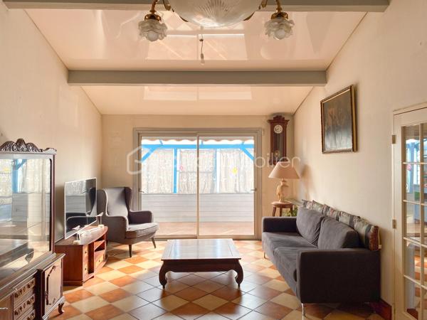 * Echoppe Le Bouscat - Proche Tram C et Bus H/9 - 3 chambres - Jardin *  
En exclusivité, venez découvrir cette échoppe, mitoyenne d'un seul côté, située Avenue Victor Hugo au Bouscat, proche de toutes commodités et à seulement 700m du Tram C et du Bus H/9.  

Elle se compose d'une vaste entrée distribuant 3 chambres, une salle d'eau avec rangements, un wc séparé, puis un grand séjour et une cuisine séparée (avec possibilité d'ouverture) ainsi qu'un cellier. 
Les pièces de vie sur le jardin exposé Est, sans vis-à-vis, au calme.
A l'extérieur vous trouverez une dépendance de 12 m2 avec cave enterrée.

Les + :  
- une seule mitoyenneté
- jardin d'environ 60 m2
- combles aménageables + possibilité surélévation
- double vitrage

A visiter sans tarder !