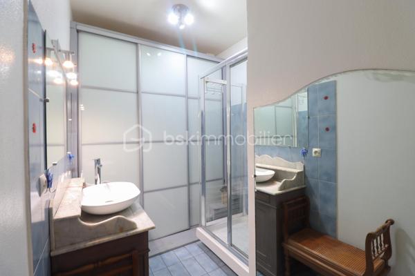 * Echoppe Le Bouscat - Proche Tram C et Bus H/9 - 3 chambres - Jardin *  
En exclusivité, venez découvrir cette échoppe, mitoyenne d'un seul côté, située Avenue Victor Hugo au Bouscat, proche de toutes commodités et à seulement 700m du Tram C et du Bus H/9.  

Elle se compose d'une vaste entrée distribuant 3 chambres, une salle d'eau avec rangements, un wc séparé, puis un grand séjour et une cuisine séparée (avec possibilité d'ouverture) ainsi qu'un cellier. 
Les pièces de vie sur le jardin exposé Est, sans vis-à-vis, au calme.
A l'extérieur vous trouverez une dépendance de 12 m2 avec cave enterrée.

Les + :  
- une seule mitoyenneté
- jardin d'environ 60 m2
- combles aménageables + possibilité surélévation
- double vitrage

A visiter sans tarder !