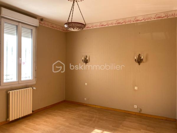 * Echoppe Le Bouscat - Proche Tram C et Bus H/9 - 3 chambres - Jardin *  
En exclusivité, venez découvrir cette échoppe, mitoyenne d'un seul côté, située Avenue Victor Hugo au Bouscat, proche de toutes commodités et à seulement 700m du Tram C et du Bus H/9.  

Elle se compose d'une vaste entrée distribuant 3 chambres, une salle d'eau avec rangements, un wc séparé, puis un grand séjour et une cuisine séparée (avec possibilité d'ouverture) ainsi qu'un cellier. 
Les pièces de vie sur le jardin exposé Est, sans vis-à-vis, au calme.
A l'extérieur vous trouverez une dépendance de 12 m2 avec cave enterrée.

Les + :  
- une seule mitoyenneté
- jardin d'environ 60 m2
- combles aménageables + possibilité surélévation
- double vitrage

A visiter sans tarder !