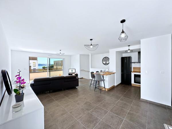 EXCLUSIVITÉ : APERCU MER, MAISON RECENTE AVEC 3 CHAMBRES, TERRASSE, PARKING ET JARDIN