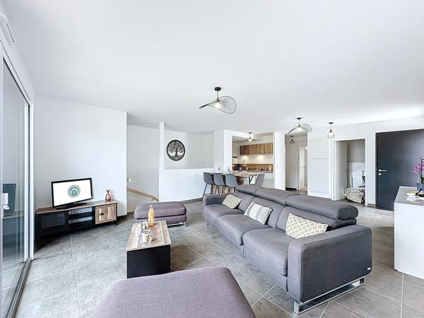 EXCLUSIVITÉ : APERCU MER, MAISON RECENTE AVEC 3 CHAMBRES, TERRASSE, PARKING ET JARDIN