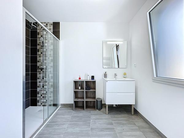 EXCLUSIVITÉ : APERCU MER, MAISON RECENTE AVEC 3 CHAMBRES, TERRASSE, PARKING ET JARDIN