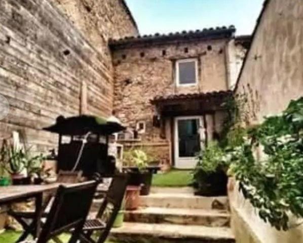 MAISON DE VILLAGE ATYPIQUE, RENOVEE