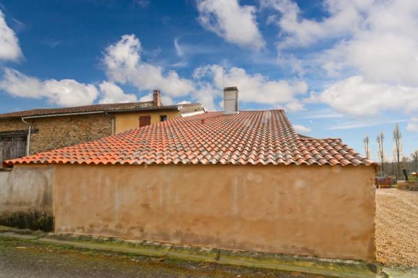 Maison de Charme de 116 m² - 4 pièces - 2 Chambres - Grange - Dépendances - Terrain - Bois - DROUX (87190)