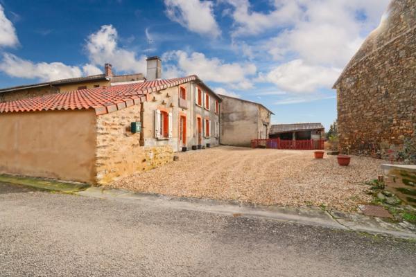 Maison de Charme de 116 m² - 4 pièces - 2 Chambres - Grange - Dépendances - Terrain - Bois - DROUX (87190)