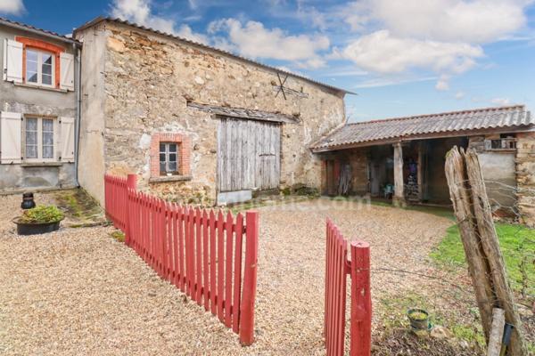 Maison de Charme de 116 m² - 4 pièces - 2 Chambres - Grange - Dépendances - Terrain - Bois - DROUX (87190)