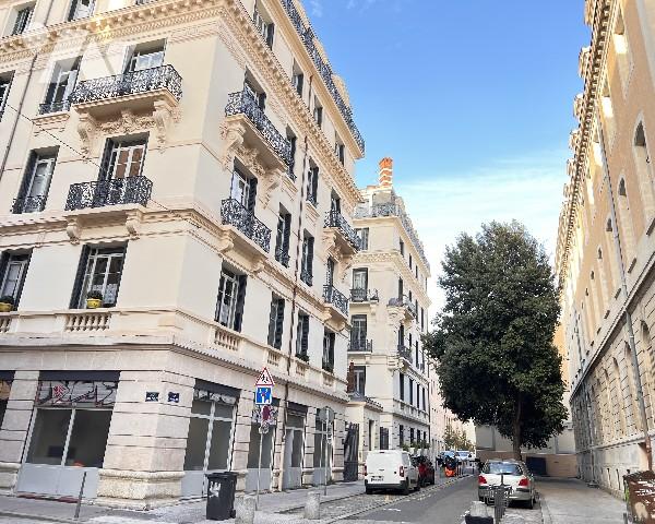 LYON 2 - au cœur du quartier d'Ainay - vente en bloc de 2 studios libres de 32,27 m² et 11,10 m²
