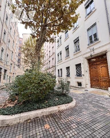 LYON 2 - au cœur du quartier d'Ainay - vente en bloc de 2 studios libres de 32,27 m² et 11,10 m²