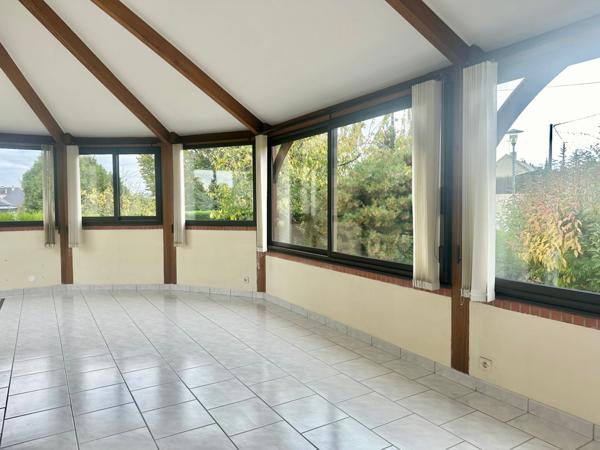 Maison à vendre 6 pièces - 3 chambres à Saumur, vie de plein-pied avec véranda, sous-sol, jardin