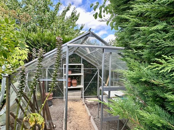 Maison à vendre 6 pièces - 3 chambres à Saumur, vie de plein-pied avec véranda, sous-sol, jardin