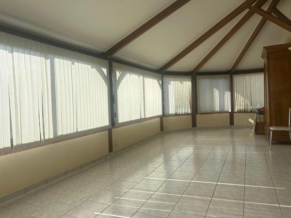 Maison à vendre 6 pièces - 3 chambres à Saumur, vie de plein-pied avec véranda, sous-sol, jardin