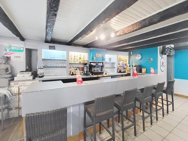 PLUVIGNIER - FOND DE COMMERCE AVEC TERRASSE  A  FORT POTENTIEL- 70 M²