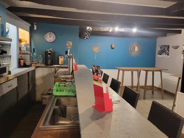 PLUVIGNIER - FOND DE COMMERCE AVEC TERRASSE  A  FORT POTENTIEL- 70 M²