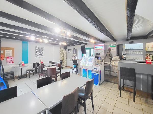 PLUVIGNIER - FOND DE COMMERCE AVEC TERRASSE  A  FORT POTENTIEL- 70 M²