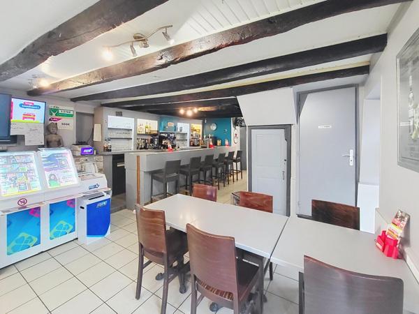 PLUVIGNIER - FOND DE COMMERCE AVEC TERRASSE  A  FORT POTENTIEL- 70 M²