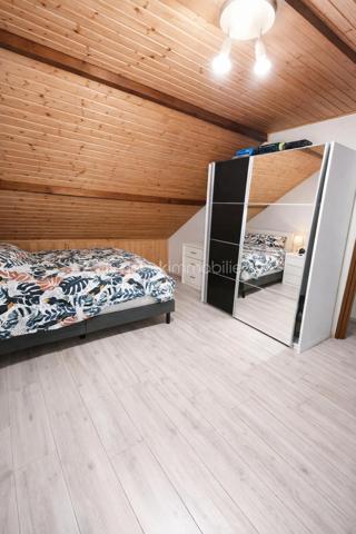 Charmante maison familiale de 117 m² sur terrain de 2 220 m² – Secteur calme et verdoyant

Laissez-vous séduire par cette belle maison offrant de beaux volumes et un cadre paisible.
Au rez-de-chaussée, un hall d’entrée dessert une cuisine équipée et fonctionnelle de 14 m² avec accès direct à une grande terrasse, idéale pour vos repas en extérieur. Un vaste salon séjour lumineux de 35 m² avec insert de cheminée vous invite à la détente. Vous y trouverez également une grande chambre de 14 m², une salle de bain spacieuse de 8 m² et un WC séparé.

À l’étage, trois belles chambres (22 m², 20 m² et 13 m²), toutes avec rangements intégrés, offrent un espace nuit confortable — possibilité d’aménager une grande suite parentale selon vos envies.

Les prestations sont de qualité : triple vitrage fenêtres aluminium, chauffage au fioul, VMC, et un grand sous-sol de 80 m² avec porte électrique pour encore plus de praticité.
Le tout sur un terrain arboré de 2 220 m², avec en plus une parcelle attenante de 1 830 m², offrant de nombreuses possibilités d’aménagement.

Un bien rare à visiter sans tarder !