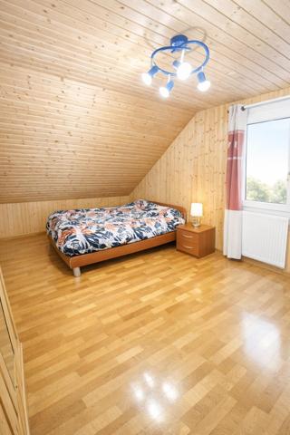 Charmante maison familiale de 117 m² sur terrain de 2 220 m² – Secteur calme et verdoyant

Laissez-vous séduire par cette belle maison offrant de beaux volumes et un cadre paisible.
Au rez-de-chaussée, un hall d’entrée dessert une cuisine équipée et fonctionnelle de 14 m² avec accès direct à une grande terrasse, idéale pour vos repas en extérieur. Un vaste salon séjour lumineux de 35 m² avec insert de cheminée vous invite à la détente. Vous y trouverez également une grande chambre de 14 m², une salle de bain spacieuse de 8 m² et un WC séparé.

À l’étage, trois belles chambres (22 m², 20 m² et 13 m²), toutes avec rangements intégrés, offrent un espace nuit confortable — possibilité d’aménager une grande suite parentale selon vos envies.

Les prestations sont de qualité : triple vitrage fenêtres aluminium, chauffage au fioul, VMC, et un grand sous-sol de 80 m² avec porte électrique pour encore plus de praticité.
Le tout sur un terrain arboré de 2 220 m², avec en plus une parcelle attenante de 1 830 m², offrant de nombreuses possibilités d’aménagement.

Un bien rare à visiter sans tarder !