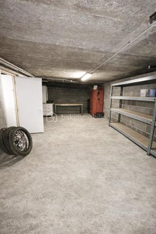 Charmante maison familiale de 117 m² sur terrain de 2 220 m² – Secteur calme et verdoyant

Laissez-vous séduire par cette belle maison offrant de beaux volumes et un cadre paisible.
Au rez-de-chaussée, un hall d’entrée dessert une cuisine équipée et fonctionnelle de 14 m² avec accès direct à une grande terrasse, idéale pour vos repas en extérieur. Un vaste salon séjour lumineux de 35 m² avec insert de cheminée vous invite à la détente. Vous y trouverez également une grande chambre de 14 m², une salle de bain spacieuse de 8 m² et un WC séparé.

À l’étage, trois belles chambres (22 m², 20 m² et 13 m²), toutes avec rangements intégrés, offrent un espace nuit confortable — possibilité d’aménager une grande suite parentale selon vos envies.

Les prestations sont de qualité : triple vitrage fenêtres aluminium, chauffage au fioul, VMC, et un grand sous-sol de 80 m² avec porte électrique pour encore plus de praticité.
Le tout sur un terrain arboré de 2 220 m², avec en plus une parcelle attenante de 1 830 m², offrant de nombreuses possibilités d’aménagement.

Un bien rare à visiter sans tarder !
