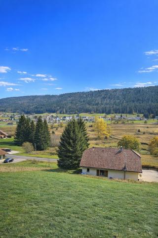 Charmante maison familiale de 117 m² sur terrain de 2 220 m² – Secteur calme et verdoyant

Laissez-vous séduire par cette belle maison offrant de beaux volumes et un cadre paisible.
Au rez-de-chaussée, un hall d’entrée dessert une cuisine équipée et fonctionnelle de 14 m² avec accès direct à une grande terrasse, idéale pour vos repas en extérieur. Un vaste salon séjour lumineux de 35 m² avec insert de cheminée vous invite à la détente. Vous y trouverez également une grande chambre de 14 m², une salle de bain spacieuse de 8 m² et un WC séparé.

À l’étage, trois belles chambres (22 m², 20 m² et 13 m²), toutes avec rangements intégrés, offrent un espace nuit confortable — possibilité d’aménager une grande suite parentale selon vos envies.

Les prestations sont de qualité : triple vitrage fenêtres aluminium, chauffage au fioul, VMC, et un grand sous-sol de 80 m² avec porte électrique pour encore plus de praticité.
Le tout sur un terrain arboré de 2 220 m², avec en plus une parcelle attenante de 1 830 m², offrant de nombreuses possibilités d’aménagement.

Un bien rare à visiter sans tarder !