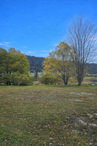 Charmante maison familiale de 117 m² sur terrain de 2 220 m² – Secteur calme et verdoyant

Laissez-vous séduire par cette belle maison offrant de beaux volumes et un cadre paisible.
Au rez-de-chaussée, un hall d’entrée dessert une cuisine équipée et fonctionnelle de 14 m² avec accès direct à une grande terrasse, idéale pour vos repas en extérieur. Un vaste salon séjour lumineux de 35 m² avec insert de cheminée vous invite à la détente. Vous y trouverez également une grande chambre de 14 m², une salle de bain spacieuse de 8 m² et un WC séparé.

À l’étage, trois belles chambres (22 m², 20 m² et 13 m²), toutes avec rangements intégrés, offrent un espace nuit confortable — possibilité d’aménager une grande suite parentale selon vos envies.

Les prestations sont de qualité : triple vitrage fenêtres aluminium, chauffage au fioul, VMC, et un grand sous-sol de 80 m² avec porte électrique pour encore plus de praticité.
Le tout sur un terrain arboré de 2 220 m², avec en plus une parcelle attenante de 1 830 m², offrant de nombreuses possibilités d’aménagement.

Un bien rare à visiter sans tarder !