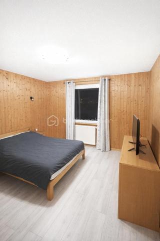Charmante maison familiale de 117 m² sur terrain de 2 220 m² – Secteur calme et verdoyant

Laissez-vous séduire par cette belle maison offrant de beaux volumes et un cadre paisible.
Au rez-de-chaussée, un hall d’entrée dessert une cuisine équipée et fonctionnelle de 14 m² avec accès direct à une grande terrasse, idéale pour vos repas en extérieur. Un vaste salon séjour lumineux de 35 m² avec insert de cheminée vous invite à la détente. Vous y trouverez également une grande chambre de 14 m², une salle de bain spacieuse de 8 m² et un WC séparé.

À l’étage, trois belles chambres (22 m², 20 m² et 13 m²), toutes avec rangements intégrés, offrent un espace nuit confortable — possibilité d’aménager une grande suite parentale selon vos envies.

Les prestations sont de qualité : triple vitrage fenêtres aluminium, chauffage au fioul, VMC, et un grand sous-sol de 80 m² avec porte électrique pour encore plus de praticité.
Le tout sur un terrain arboré de 2 220 m², avec en plus une parcelle attenante de 1 830 m², offrant de nombreuses possibilités d’aménagement.

Un bien rare à visiter sans tarder !