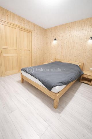 Charmante maison familiale de 117 m² sur terrain de 2 220 m² – Secteur calme et verdoyant

Laissez-vous séduire par cette belle maison offrant de beaux volumes et un cadre paisible.
Au rez-de-chaussée, un hall d’entrée dessert une cuisine équipée et fonctionnelle de 14 m² avec accès direct à une grande terrasse, idéale pour vos repas en extérieur. Un vaste salon séjour lumineux de 35 m² avec insert de cheminée vous invite à la détente. Vous y trouverez également une grande chambre de 14 m², une salle de bain spacieuse de 8 m² et un WC séparé.

À l’étage, trois belles chambres (22 m², 20 m² et 13 m²), toutes avec rangements intégrés, offrent un espace nuit confortable — possibilité d’aménager une grande suite parentale selon vos envies.

Les prestations sont de qualité : triple vitrage fenêtres aluminium, chauffage au fioul, VMC, et un grand sous-sol de 80 m² avec porte électrique pour encore plus de praticité.
Le tout sur un terrain arboré de 2 220 m², avec en plus une parcelle attenante de 1 830 m², offrant de nombreuses possibilités d’aménagement.

Un bien rare à visiter sans tarder !