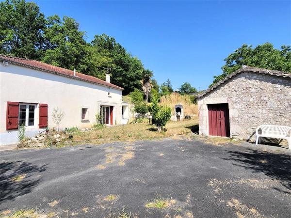 Maison de plain pied à rénover en partie - 3 pièces - avec jardin et dépendances - à MONTAIGU DE QUERCY (82)