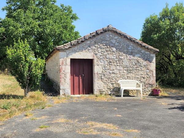 Maison de plain pied à rénover en partie - 3 pièces - avec jardin et dépendances - à MONTAIGU DE QUERCY (82)